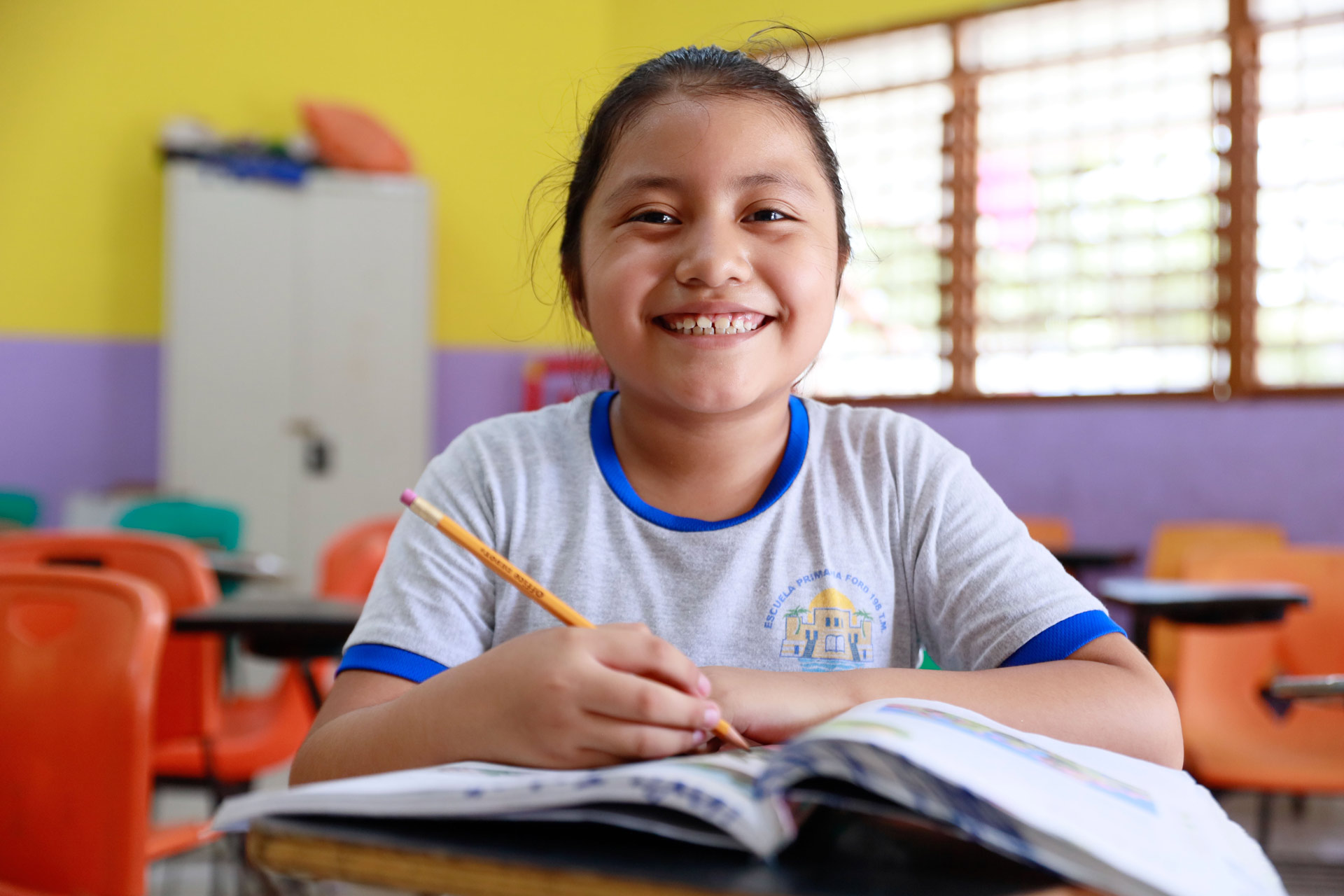niña estudiando feliz